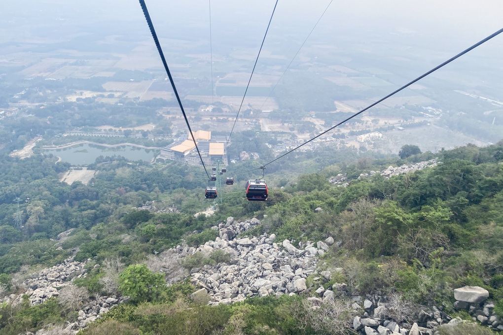 Tây Ninh cấm leo núi Bà Đen sau 11h - 1