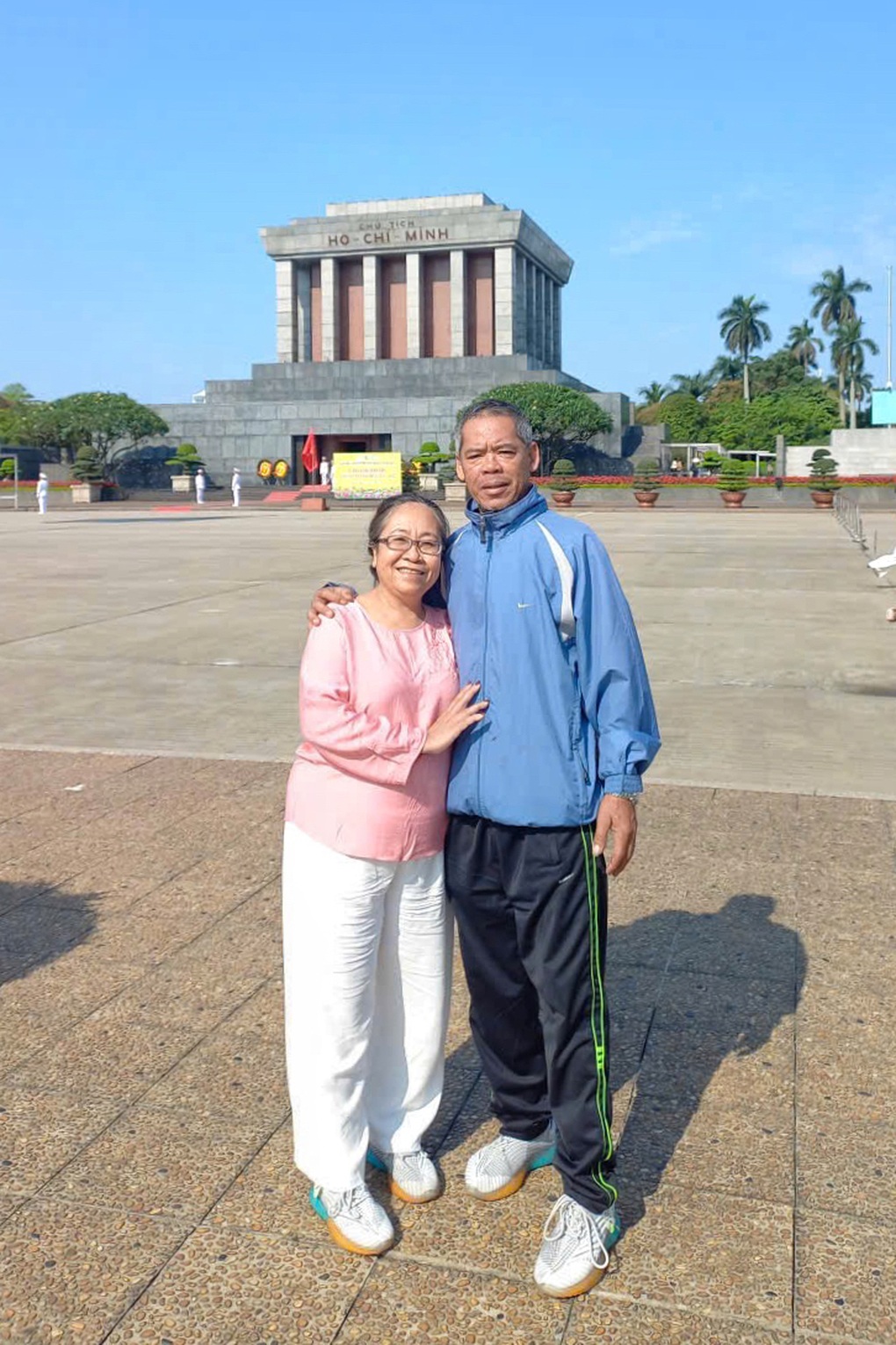 Vợ chồng U60 ở Tây Ninh bán đàn heo thực hiện ước mơ lái mô tô xuyên Việt - 2