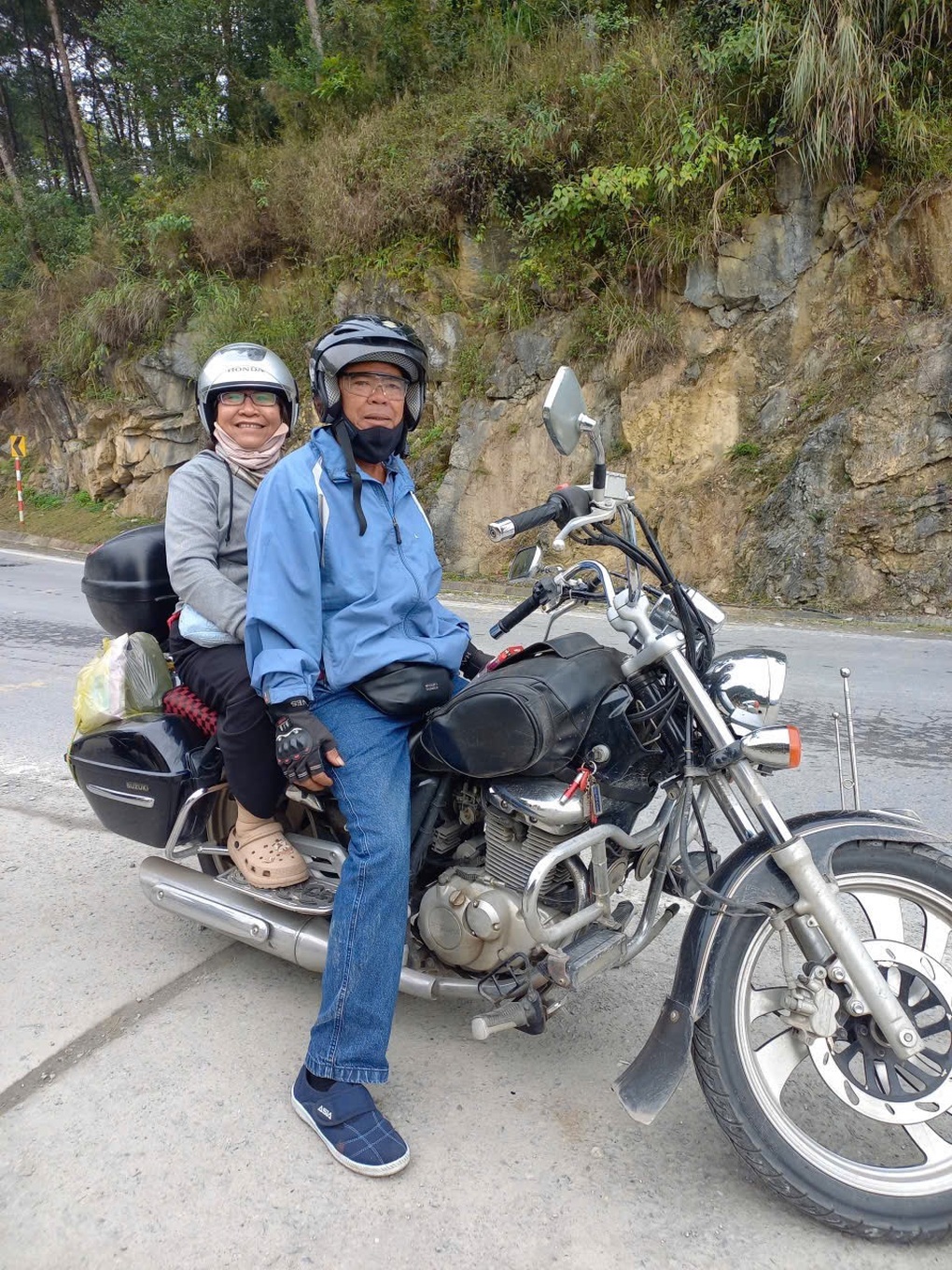 Vợ chồng U60 ở Tây Ninh bán đàn heo thực hiện ước mơ lái mô tô xuyên Việt - 1