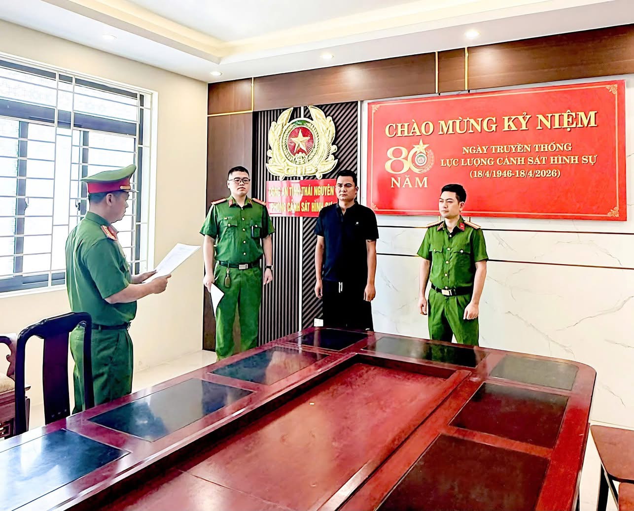 Khởi tố tài xế lái ô tô đâm công nhân môi trường trong đêm rồi bỏ trốn ở Thái Nguyên - ảnh 1