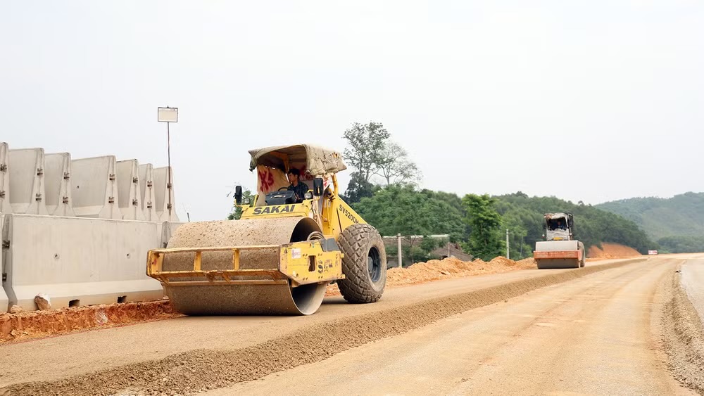 Công nhân làm xuyên lễ trên cao tốc nghìn tỉ đồng mở lối vùng cao Tuyên Quang - ảnh 4