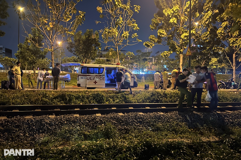 Ngồi trên đường ray, một người bị tàu hỏa tông chết ở TPHCM - 1