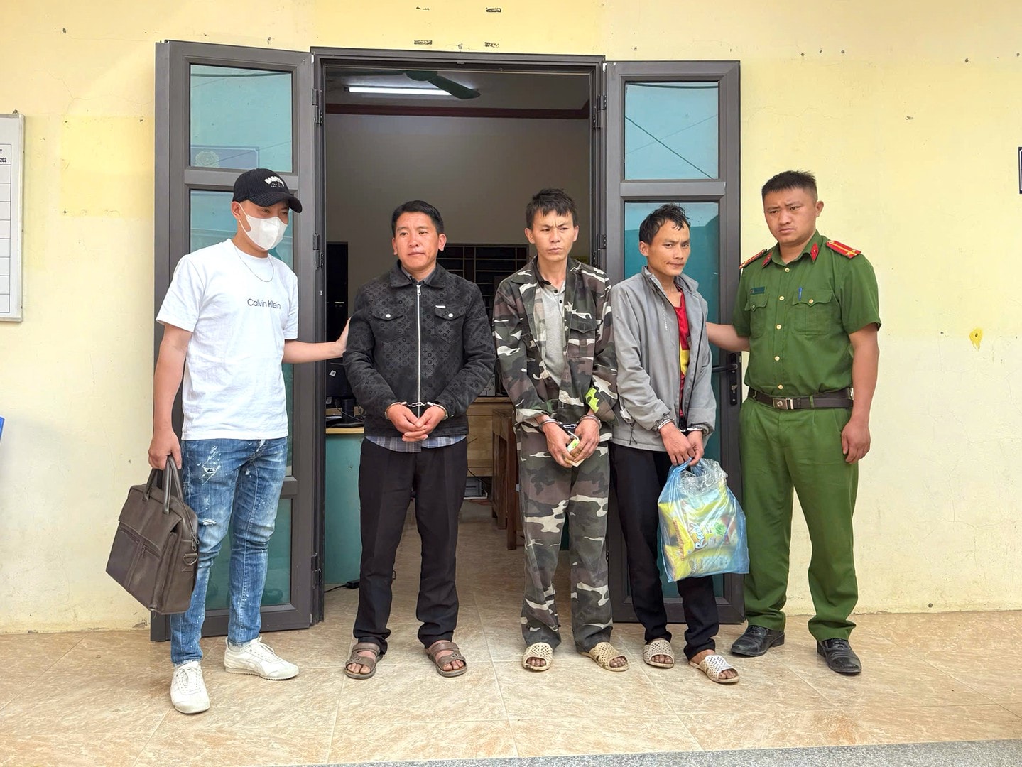 Các đối tượng bị bắt giữ tại cơ quan Công an.