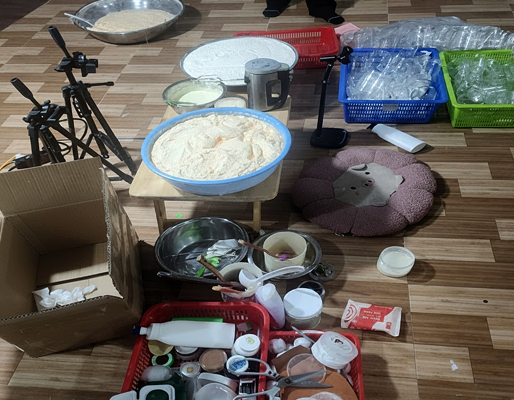 Cô gái 27 tuổi 'bào chế' kem ủ trắng da bằng... bột gạo và hóa chất - Ảnh 1.