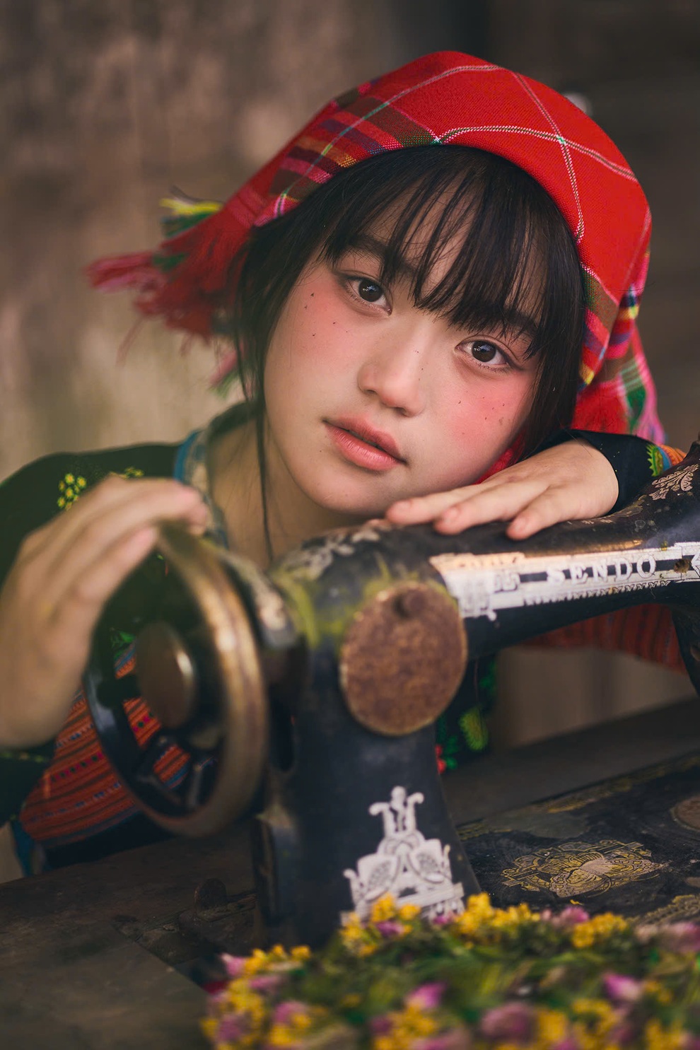 Bé gái người Mông ở Sơn La gây sốt vì gương mặt xinh đẹp mộc mạc - 2