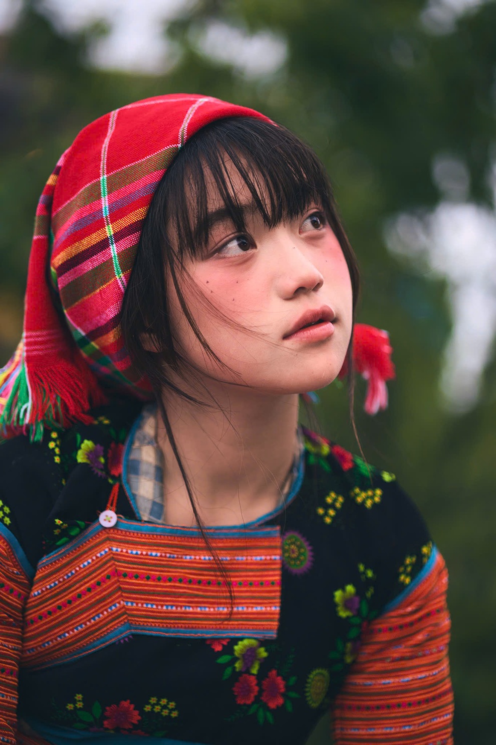 Bé gái người Mông ở Sơn La gây sốt vì gương mặt xinh đẹp mộc mạc - 3