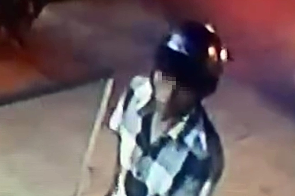 Công an truy tìm người đàn ông nghi chiếm giữ 128 triệu đồng tại trụ ATM - 1