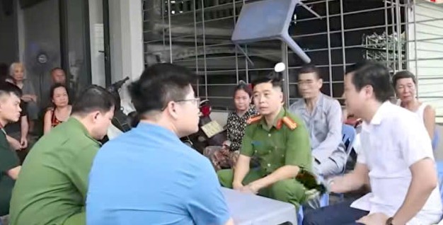 11 hộ dân có nguy cơ sụt xuống sông, chính quyền họp khẩn - Ảnh 2.