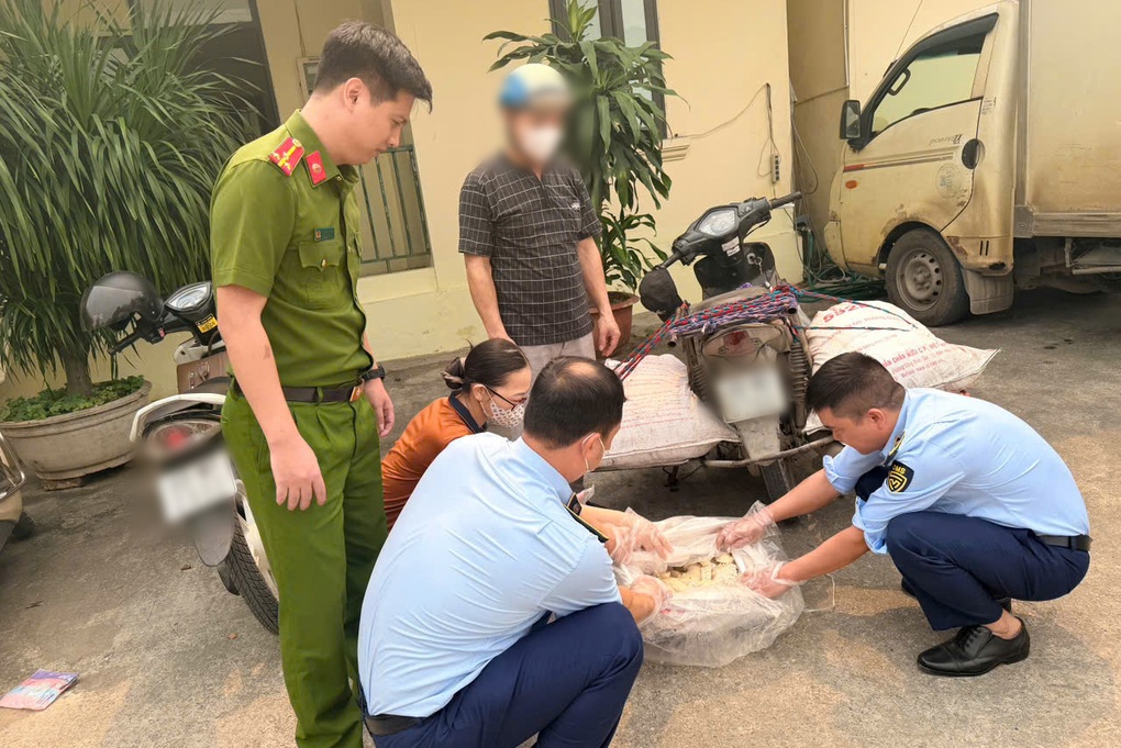 Phát hiện xe máy chở 210kg lòng lợn có dấu hiệu phân hủy - 1