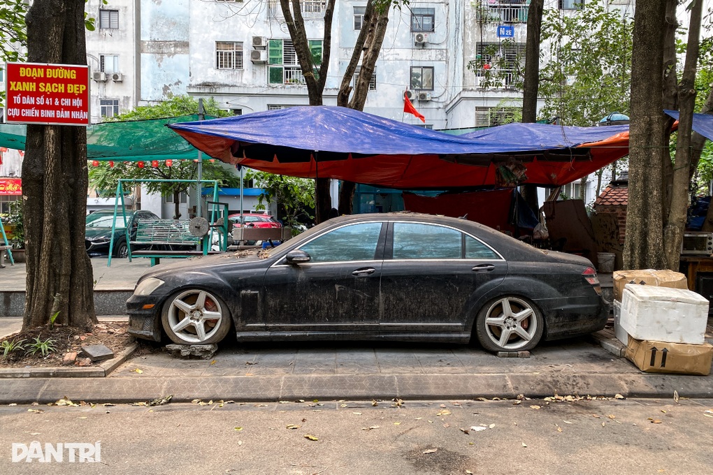 Công an tìm người bỏ rơi xe Mercedes-AMG S63 10 năm trên vỉa hè Hà Nội - 1 Công an tìm người bỏ rơi xe Mercedes-AMG S63 10 năm trên vỉa hè Hà Nội - 1