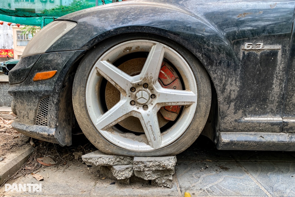 Công an tìm người bỏ rơi xe Mercedes-AMG S63 10 năm trên vỉa hè Hà Nội - 2 Công an tìm người bỏ rơi xe Mercedes-AMG S63 10 năm trên vỉa hè Hà Nội - 2