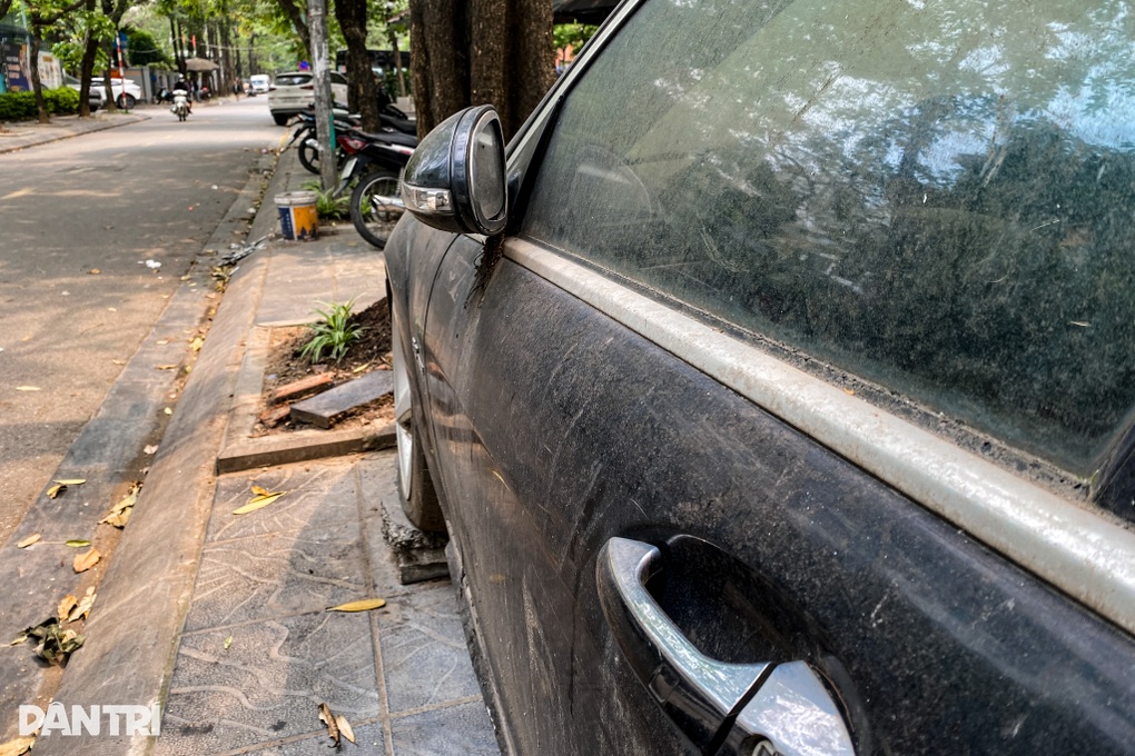 Công an tìm người bỏ rơi xe Mercedes-AMG S63 10 năm trên vỉa hè Hà Nội - 3 Công an tìm người bỏ rơi xe Mercedes-AMG S63 10 năm trên vỉa hè Hà Nội - 3