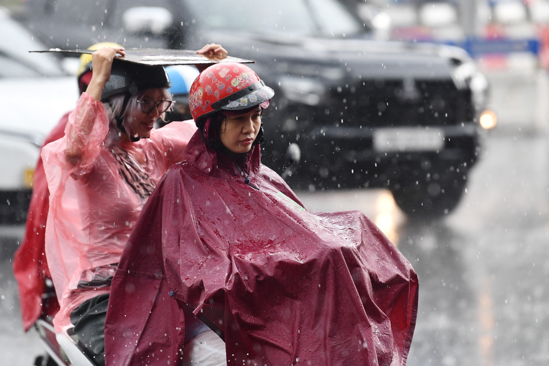 Miền Bắc đón ba đợt mưa dồn dập, cảnh báo giông lốc mạnh sau nắng nóng