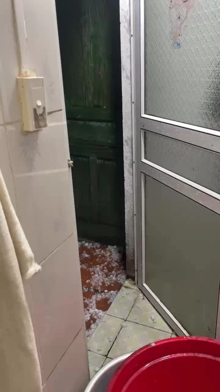 Mưa đá hạt to như chén trút xuống Bắc Hà