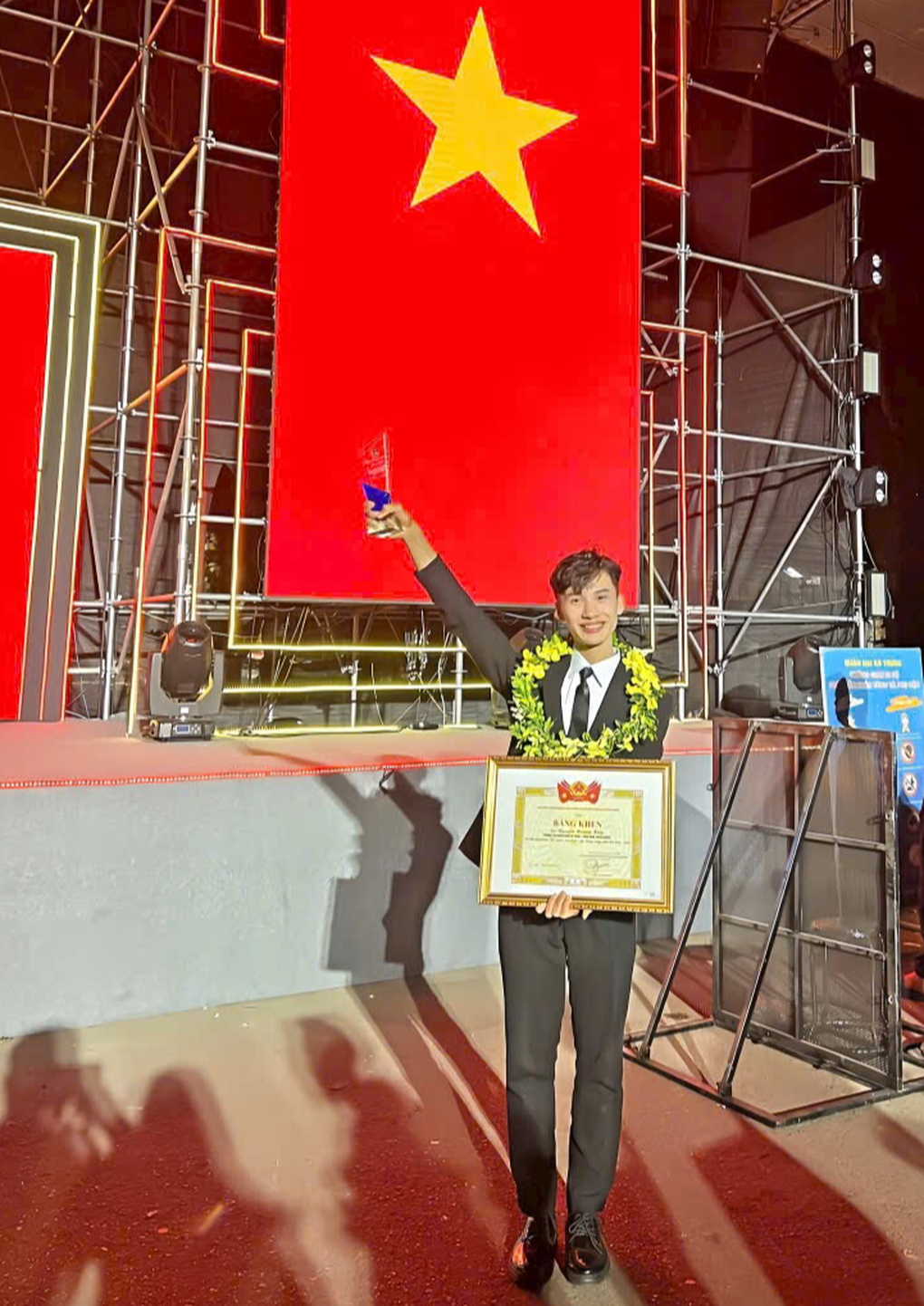 Nam sinh điển trai học giỏi gây sốt khi tình nguyện ấp bé sơ sinh 1,1kg - 3