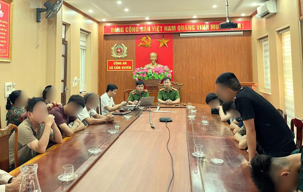 Ngăn chặn kịp thời nhóm thanh thiếu niên chuẩn bị kiếm và dao phóng lợn để đua xe trái phép - Ảnh 2.