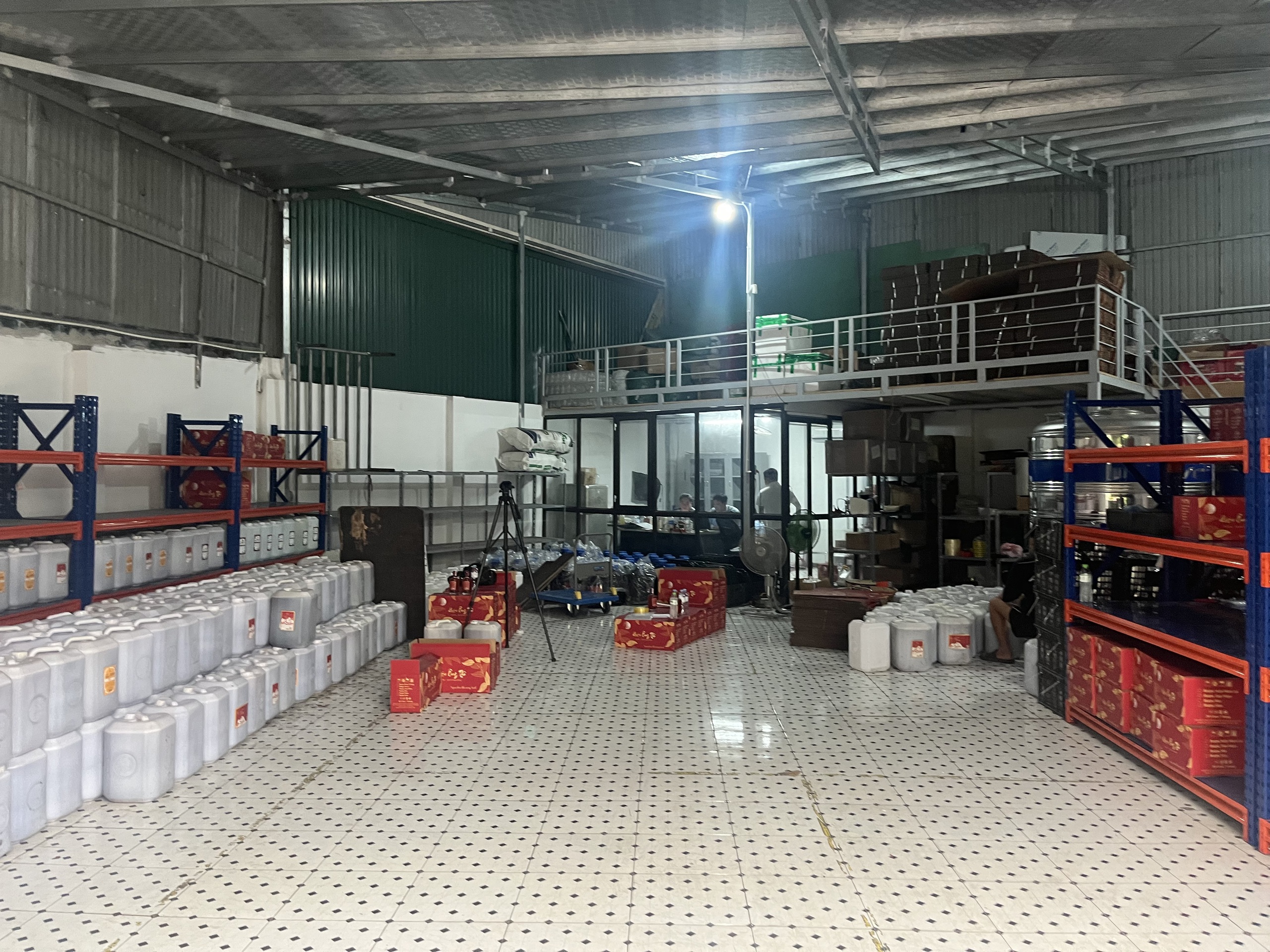 Phát hiện cơ sở chứa gần 9.000 lít rượu táo mèo, rượu mơ... đựng trong can nhựa, dán nhãn sơ sài- Ảnh 3.