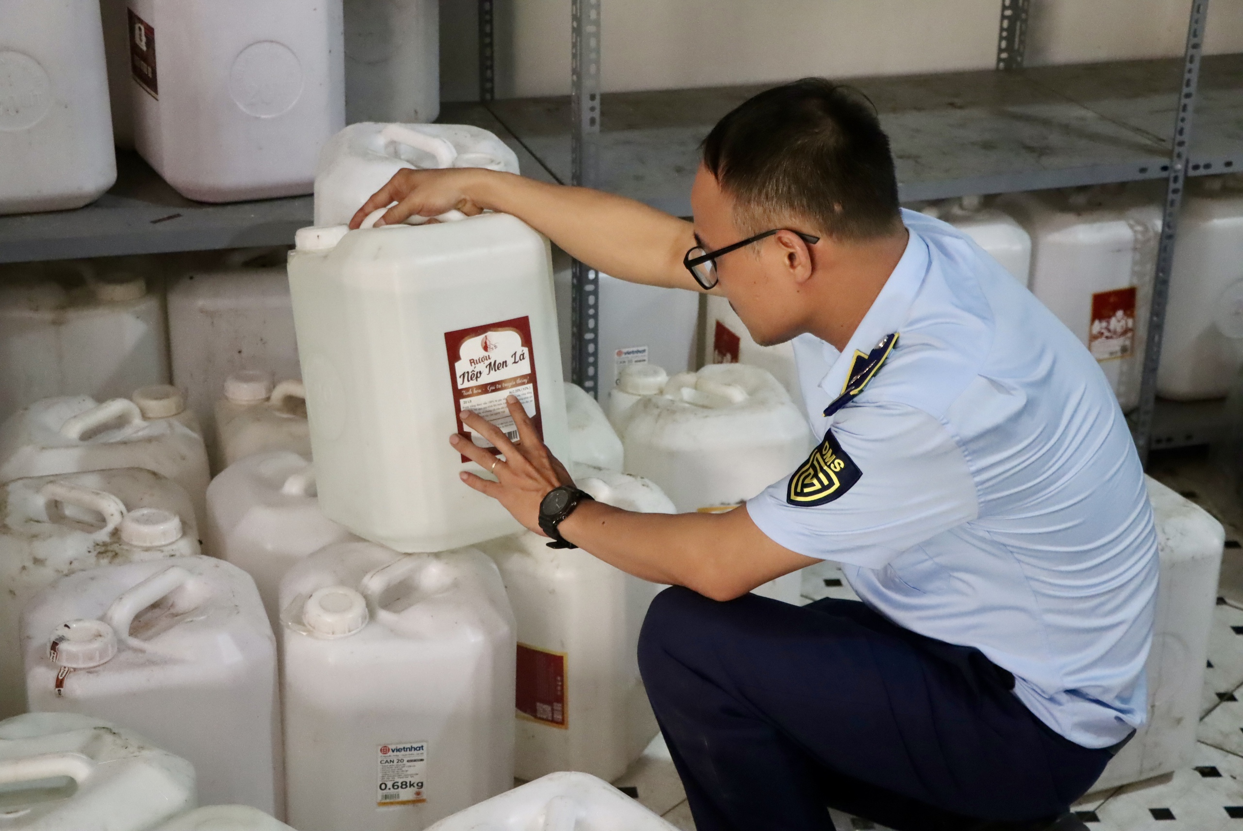 Phát hiện cơ sở chứa gần 9.000 lít rượu táo mèo, rượu mơ... đựng trong can nhựa, dán nhãn sơ sài- Ảnh 2.