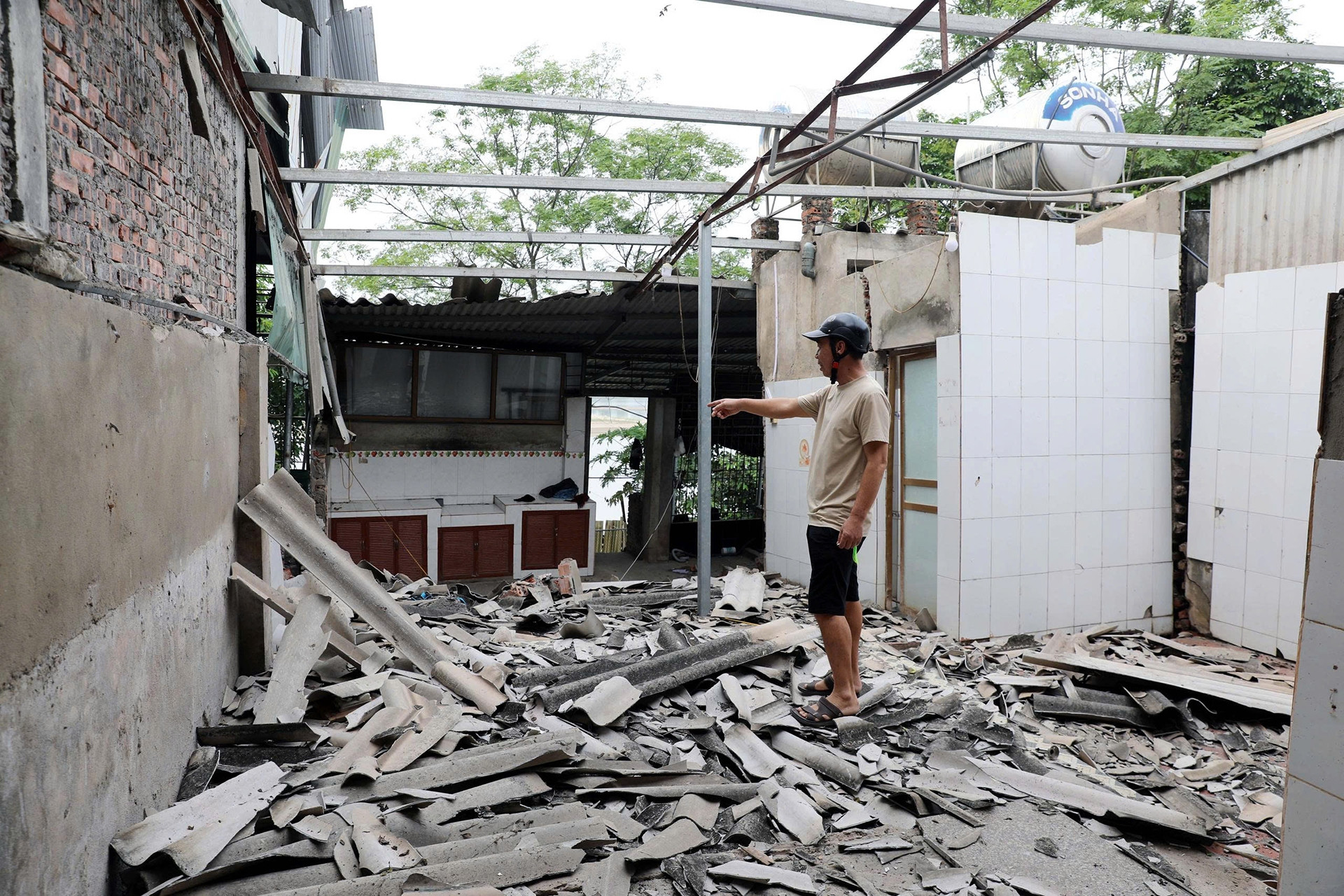 Sông Thao cạn vẫn sạt lở, người dân phải thốt lên 'mất nửa nhà trong một ngày'