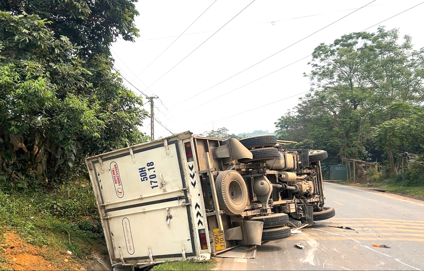 Hai xe tải đấu đầu trên QL6 đoạn qua Phú Thọ, một người bị thương- Ảnh 2. Hai xe tải đấu đầu trên QL6 đoạn qua Phú Thọ, một người bị thương- Ảnh 2.