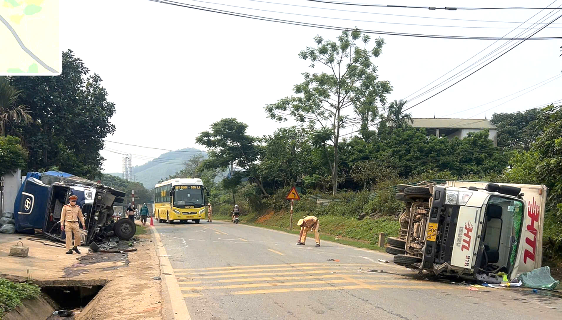 Hai xe tải đấu đầu trên QL6 đoạn qua Phú Thọ, một người bị thương- Ảnh 1. Hai xe tải đấu đầu trên QL6 đoạn qua Phú Thọ, một người bị thương- Ảnh 1.