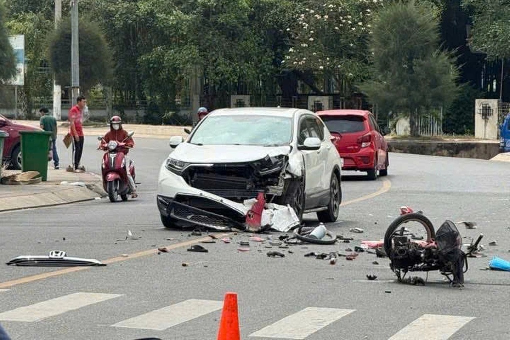 Xe máy rụng bánh sau cú đối đầu với ô tô, nam thanh niên tử vong ở TPHCM - 1