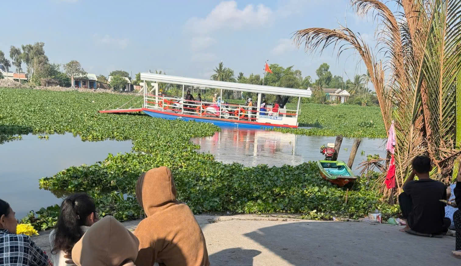 Bàng hoàng phát hiện thi thể 2 trẻ nhỏ đuối nước trên sông Vàm Cỏ Tây - Ảnh 2. Bàng hoàng phát hiện thi thể 2 trẻ nhỏ đuối nước trên sông Vàm Cỏ Tây - Ảnh 2.