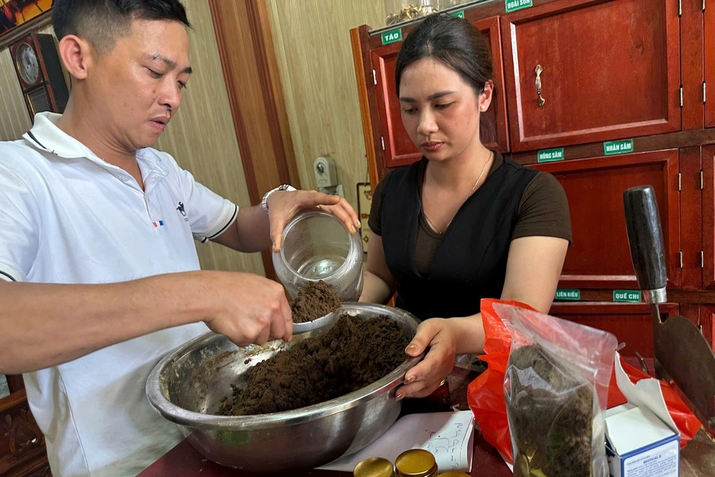 Công an Hưng Yên tìm nạn nhân mua thuốc giả gia truyền 4 đời - 1