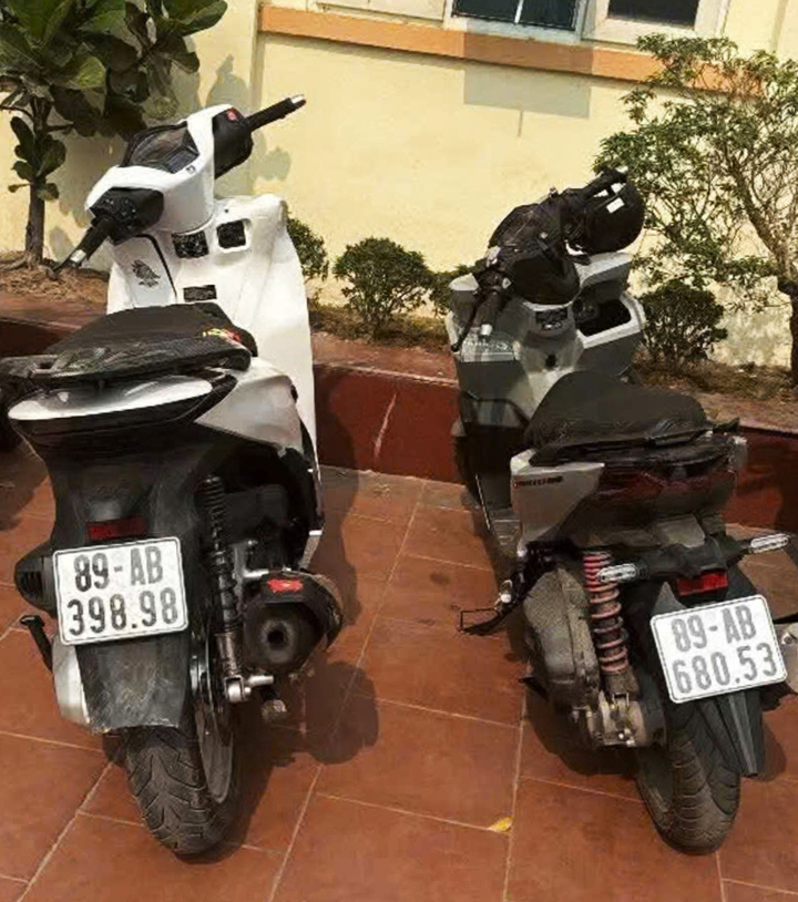 Cơ quan chức năng lập biên bản, tịch thu hai xe máy vi phạm.