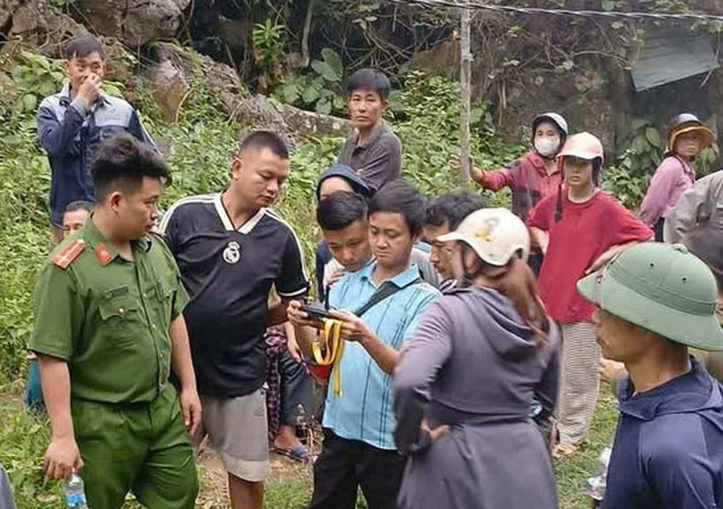Huy động hơn 200 người tìm kiếm thợ điêu khắc lăng mộ mất liên lạc bí ẩn - 2 Huy động hơn 200 người tìm kiếm thợ điêu khắc lăng mộ mất liên lạc bí ẩn - 2
