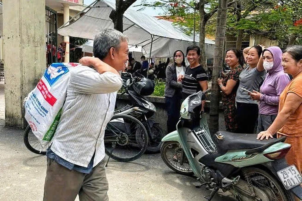 Hình ảnh người dân mang bao tải đi đựng tiền đền bù đất siêu dự án Olympic - 2