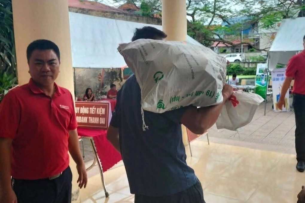 Hình ảnh người dân mang bao tải đi đựng tiền đền bù đất siêu dự án Olympic - 3