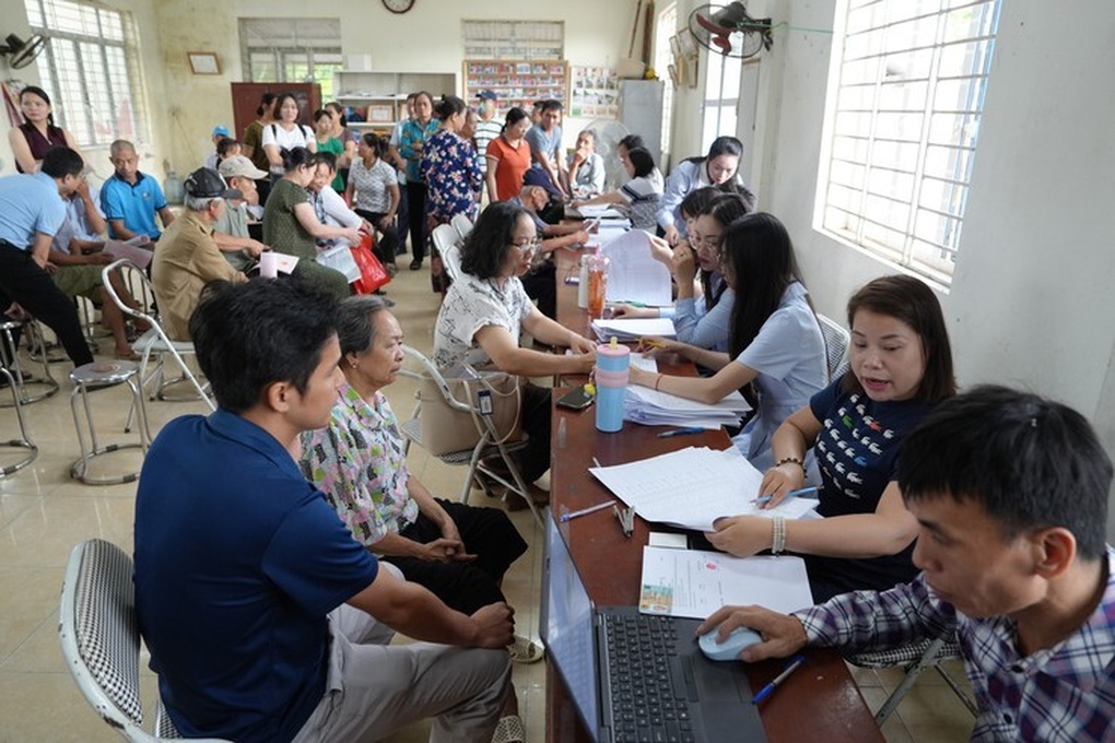 Hình ảnh người dân mang bao tải đi đựng tiền đền bù đất siêu dự án Olympic - 1