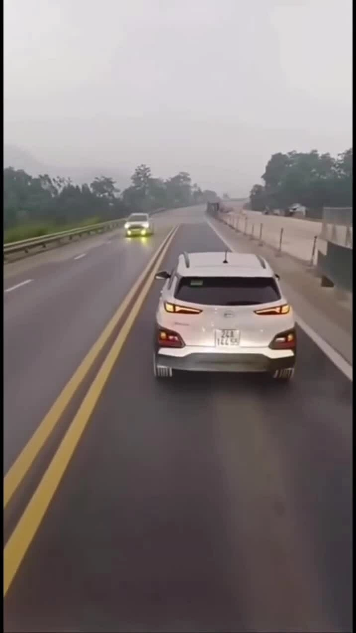 Tranh cãi xe rùa bò như 'chim mồi' trên cao tốc Hà Nội - Lào Cai