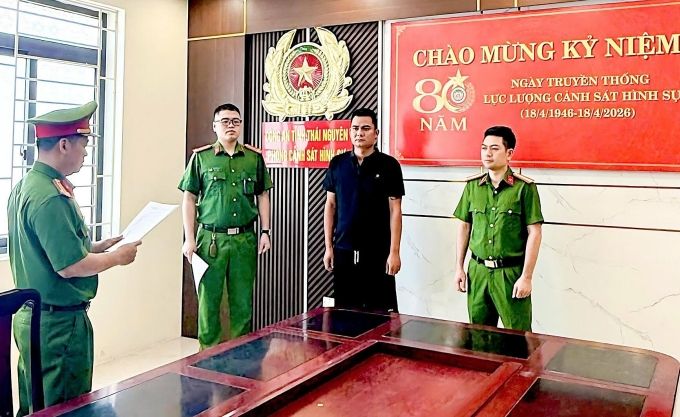 Công an tống đạt quyết định khởi tố tài xế Nguyễn Trọng Tuân. Ảnh: Công an cung cấp