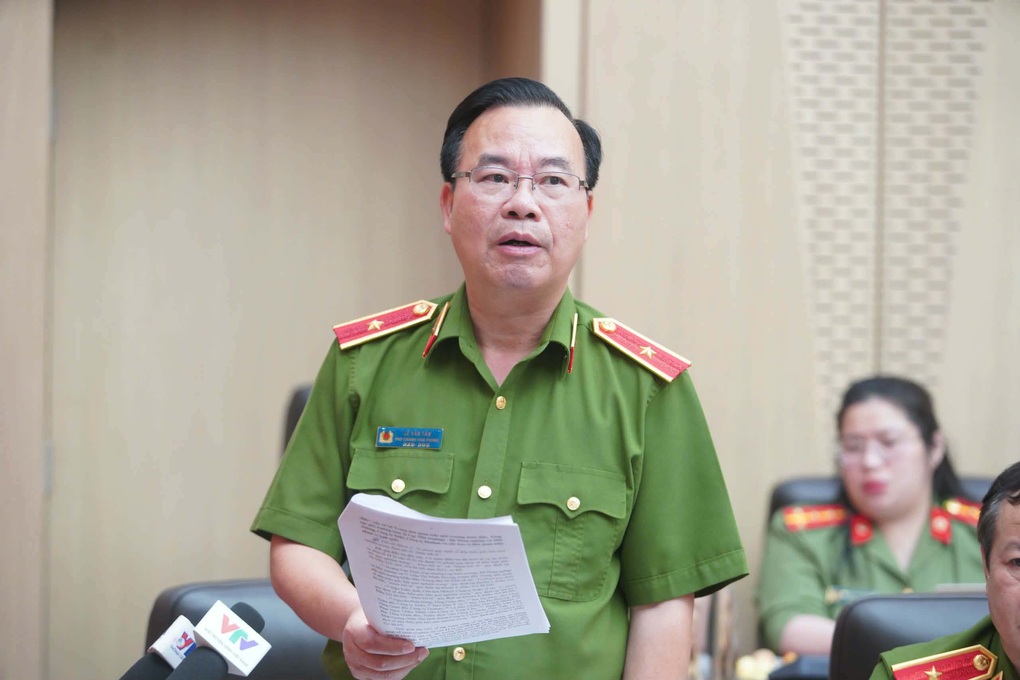 Hoàng Hường bị điều tra hành vi sản xuất, buôn bán hàng giả - 1