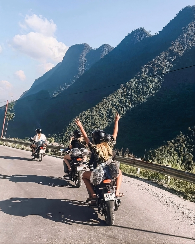 Đoàn khách nước ngoài tham gia tour khám phá Hà Giang Loop bằng xe máy. Ảnh: Alina