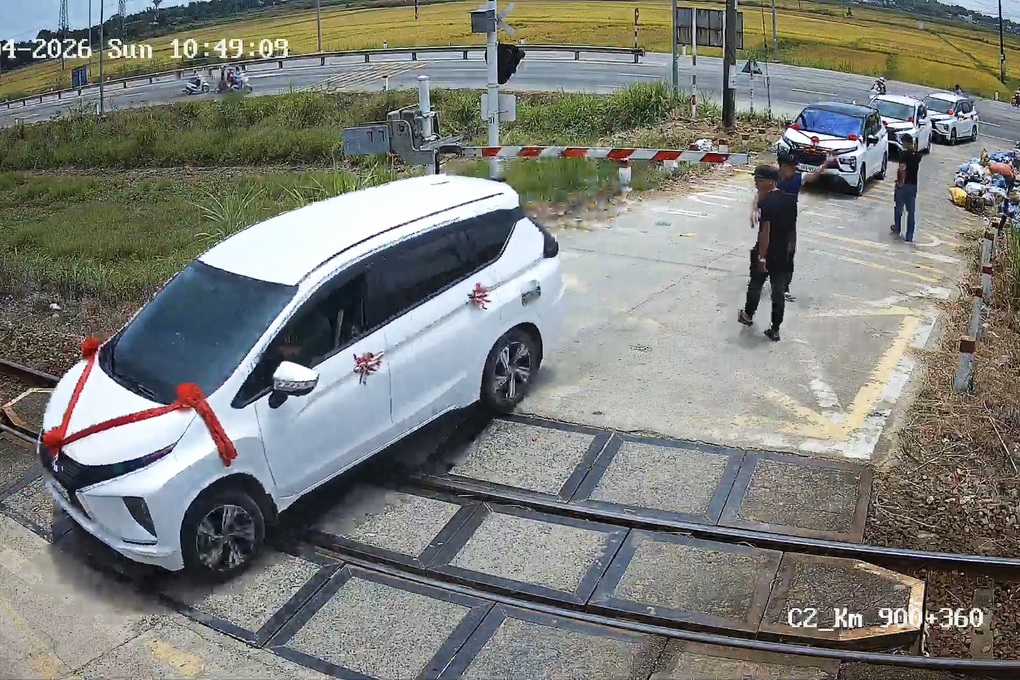 Xe đám cưới cố vượt gác chắn, mắc kẹt giữa đường ray khi tàu đang lao đến - 1