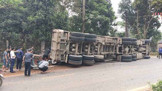 Khởi tố, bắt giam tài xế vụ lật xe đầu kéo khiến 2 phụ nữ tử vong ở Phú Thọ - Ảnh 1.