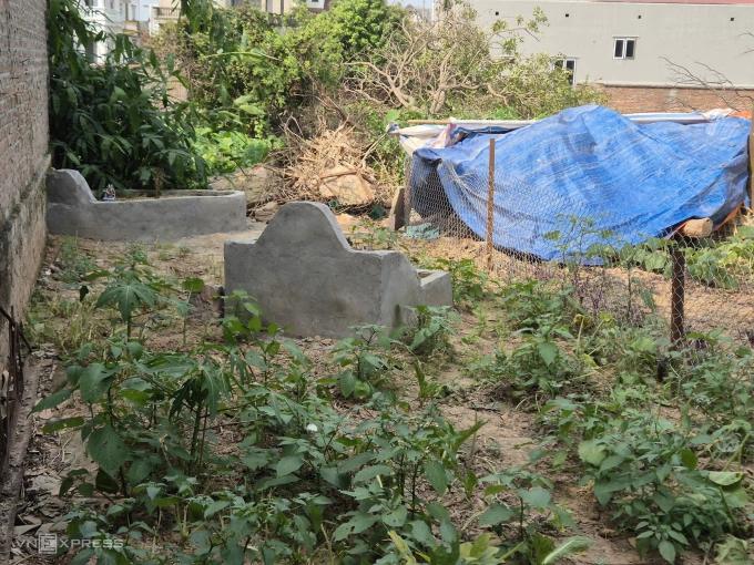 Hai ngôi mộ xây chắn lối đi. Ảnh: Phong Vân