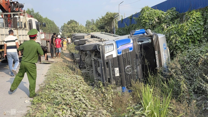 Hiện trường xe ben đè lên ôtô 4 chỗ, chiều 13/4. Ảnh: Phước Tuấn