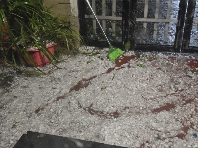 Mưa đá hạt lớn trút xuống Bắc Hà. Ảnh: