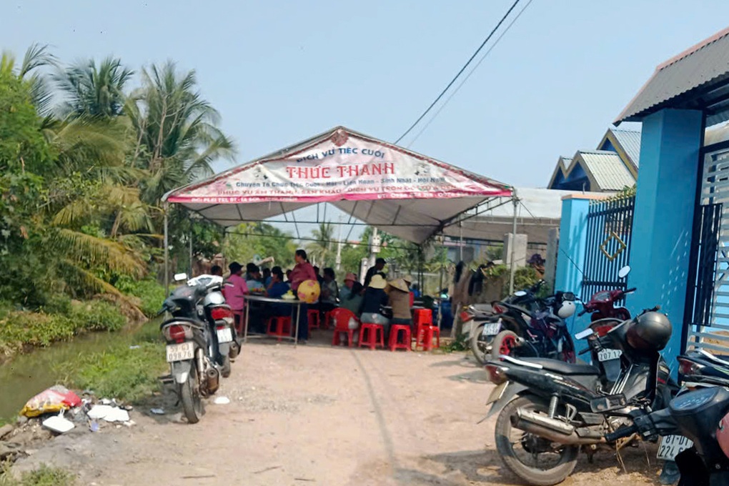 Bé trai 2 tuổi rơi xuống mương nước trước nhà tử vong - 1