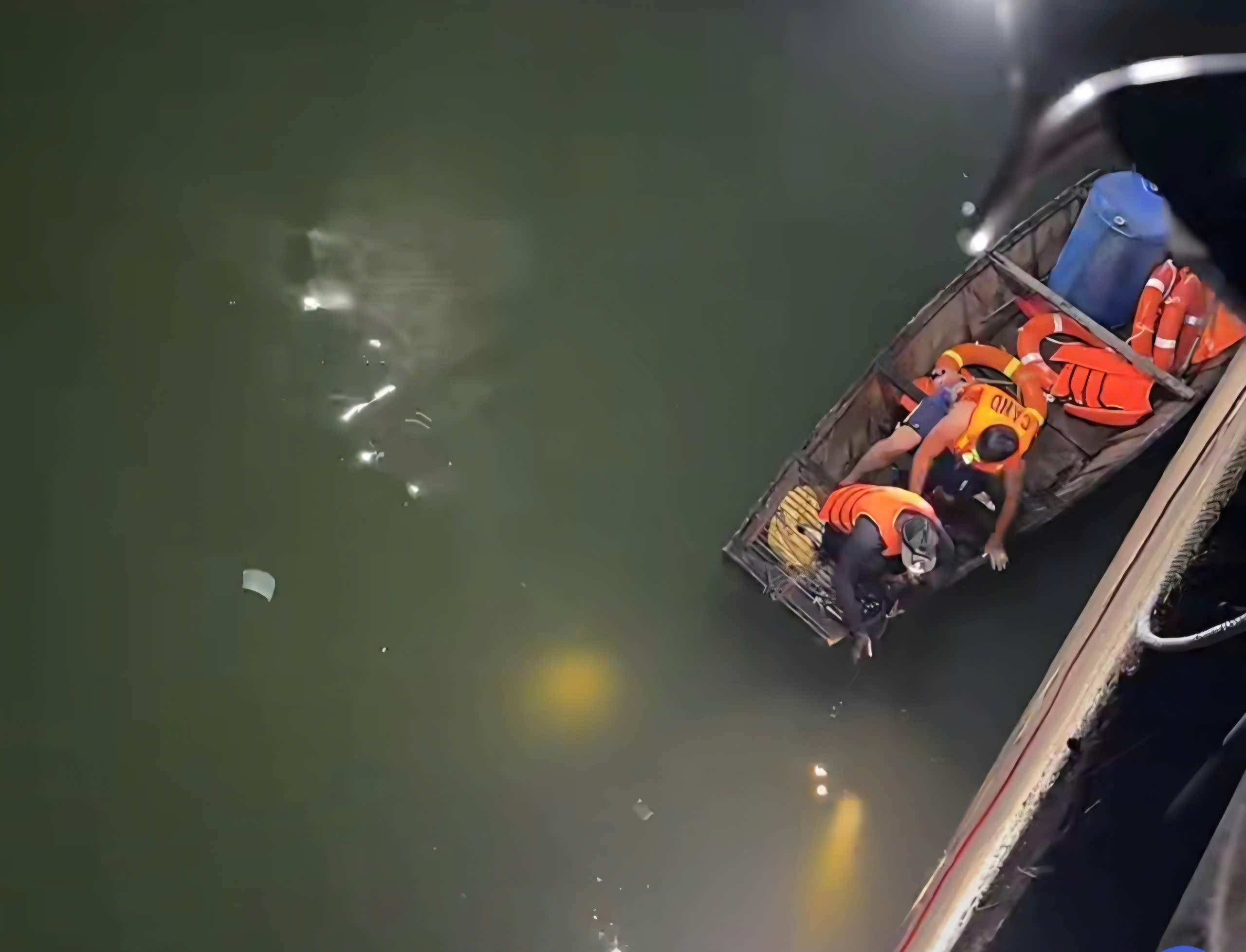 Nguyên nhân tử vong của đôi vợ chồng trẻ dưới hồ nước tại Đắk Lắk - Ảnh 1.