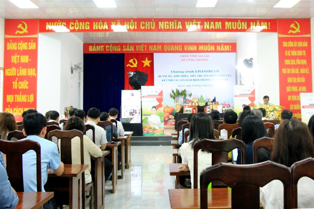 Phó giám đốc sở cùng hoa hậu livestream, chốt 1.000 đơn nông sản - 2