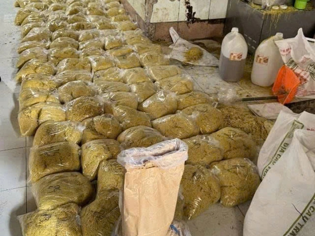 Đột kích cơ sở sản suất 2.800 tấn mì tươi trộn thủy tinh lỏng ở TPHCM - 2