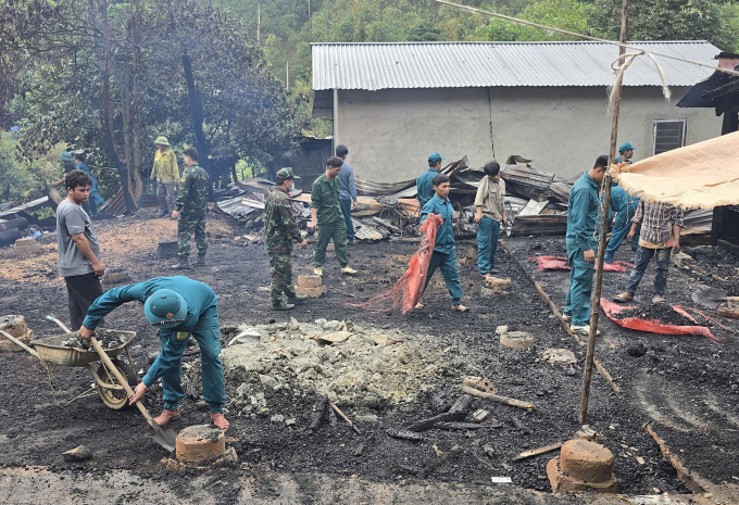 Lực lượng chức năng dọn dẹp hiện trường vụ cháy. Ảnh: Quang Hiếu