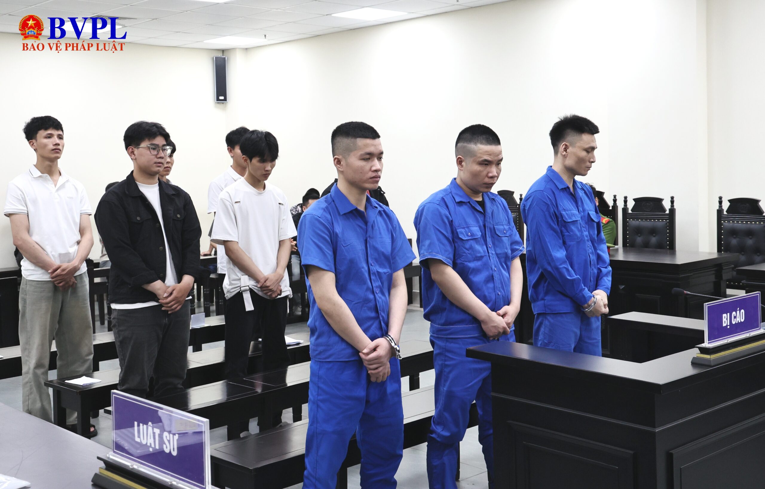 Từng có tiền án, vẫn cầm đầu đường dây làm giả 6 000 giấy phép lái xe