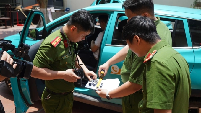 Công an khám nghiệm hiện trường tại taxi VinFast. Ảnh: Công an cung cấp