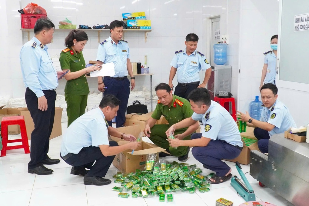 Triệt phá đường dây sản xuất hơn 27.000 chai dầu gió giả ở Tây Ninh - 1